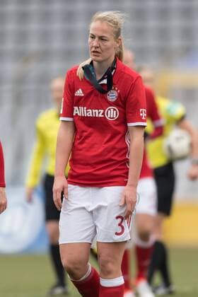 Im Bild Stefanie VAN DER GRAGT (FC Bayern München, 3) enttäuscht niedergeschlagen, Fußball, Allianz Frauen Bundesliga, FC Bayern München - Turbine Potsdam, xmfx