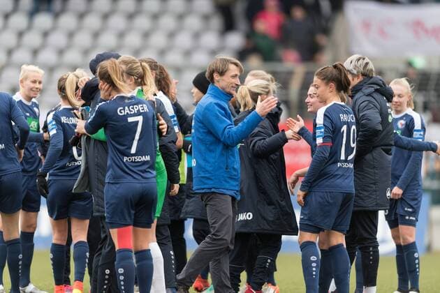 Im Bild Trainer von Turbine Potsdam Matthias RUDOLPH klatscht mit seinen Spielerinnen ab, Fußball, Allianz Frauen Bundesliga, FC Bayern München - Turbine Potsdam, xmfx