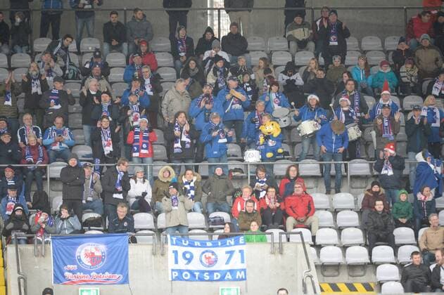 Fans des 1. FFC Turbine Potsdam, jubeln, FC Bayern Muenchen Frauen vs 1. FFC Turbine Potsdam, 11.12.16