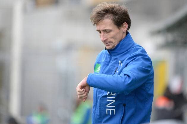 Matthias Rudolph, Chef-Trainer (1. FFC Turbine Potsdam), Einzelbild, schaut auf die Uhr, FC Bayern Muenchen Frauen vs 1. FFC Turbine Potsdam, 11.12.16