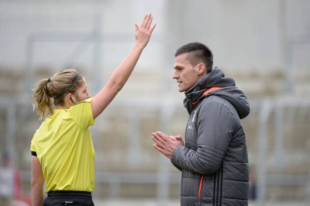 Schiedsrichterin Karolibe Wacker schickt Thomas Woerle, Trainer (FC Bayern Muenchen - Frauenfussball) vom Platz, FC Bayern Muenchen Frauen vs 1. FFC Turbine Potsdam, 11.12.16
