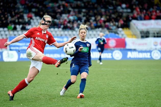 Bilder des Tages - SPORT Stefanie Van der Gragt (FC Bayern Muenchen - Frauenfussball), Svenja Huth (1. FFC Turbine Potsdam), v.li., Aktion, FC Bayern Muenchen Frauen vs 1. FFC Turbine Potsdam, 11.12.16