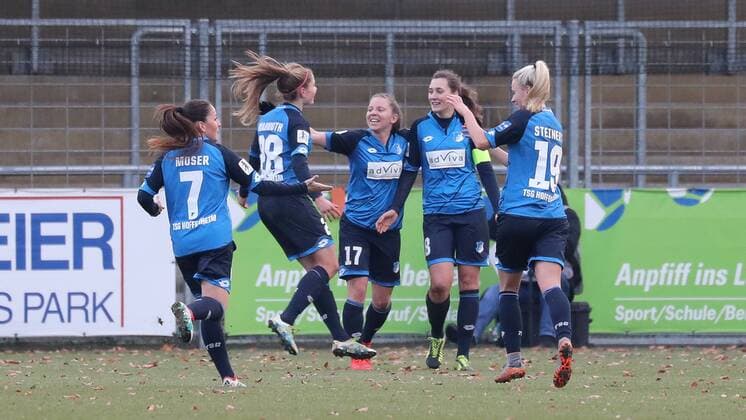 Spielerinnen der TSG 1899 Hoffenheim jubeln über das Tor zum 2:2, Jubel, Torjubel, Torerfolg, celebrate the goal, goal, celebration, Jubel ueber das Tor, optimistisch, Action, Aktion, Fussball, Allianz Frauen-Bundesliga, TSG 1899 Hoffenheim - 1. FFC Frankfurt, xozx