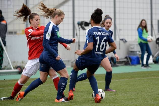 Sara Daebritz (FC Bayern Muenchen - Frauenfussball), Tabea Kemme (1. FFC Turbine Potsdam), Eseosa Aigbogun(1. FFC Turbine Potsdam), v.li., Aktion, FC Bayern Muenchen Frauen vs 1. FFC Turbine Potsdam, 11.12.16