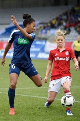 Eseosa Aigbogun(1. FFC Turbine Potsdam), Leonie Maier (FC Bayern Muenchen - Frauenfussball), v.li., Aktion, FC Bayern Muenchen Frauen vs 1. FFC Turbine Potsdam, 11.12.16