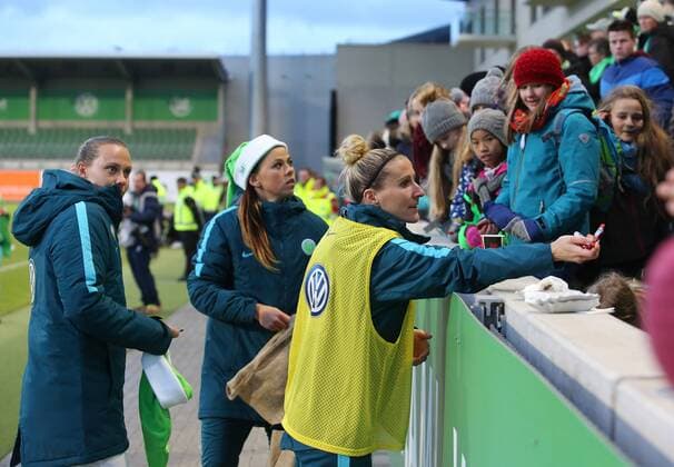 VfL vs Freiburg, Frauen Wolfsburg, Deutschland. 11.12.2016, FUßBALL - VfL Wolfsburg vs SC Freiburg, 1. Allianz Frauen Bundesliga, Saison 2016-17. Bild zeigt: Sara Björk Gunnarsdottir (VfL Wolfsburg), Anja Mittag (VfL Wolfsburg) verteilen Geschenke Wolfsburg