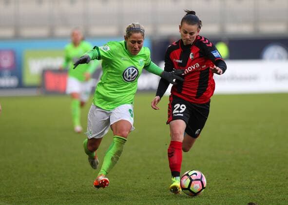 VfL vs Freiburg, Frauen Wolfsburg, Deutschland. 11.12.2016, FUßBALL - VfL Wolfsburg vs SC Freiburg, 1. Allianz Frauen Bundesliga, Saison 2016-17. Bild zeigt: Anna Blässe (VfL Wolfsburg), Jobina Lahr (SC Freiburg) Wolfsburg