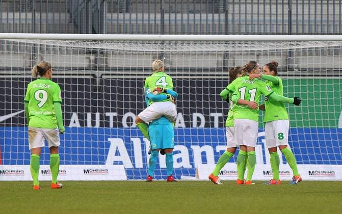 VfL vs Freiburg, Frauen Wolfsburg, Deutschland. 11.12.2016, FUßBALL - VfL Wolfsburg vs SC Freiburg, 1. Allianz Frauen Bundesliga, Saison 2016-17. Bild zeigt: Schlussjubel Wolfsburg