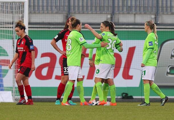 VfL vs Freiburg, Frauen Wolfsburg, Deutschland. 11.12.2016, FUßBALL - VfL Wolfsburg vs SC Freiburg, 1. Allianz Frauen Bundesliga, Saison 2016-17. Bild zeigt: Schlussjubel Wolfsburg