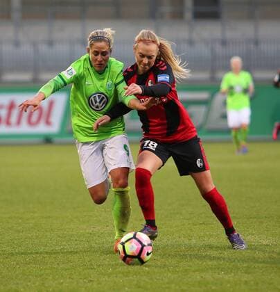 VfL vs Freiburg, Frauen Wolfsburg, Deutschland. 11.12.2016, FUßBALL - VfL Wolfsburg vs SC Freiburg, 1. Allianz Frauen Bundesliga, Saison 2016-17. Bild zeigt: Anna Blässe (VfL Wolfsburg), Sarah Puntigam (SC Freiburg) Wolfsburg