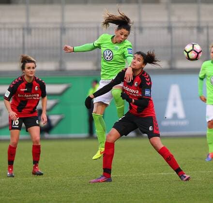 VfL vs Freiburg, Frauen Wolfsburg, Deutschland. 11.12.2016, FUßBALL - VfL Wolfsburg vs SC Freiburg, 1. Allianz Frauen Bundesliga, Saison 2016-17. Bild zeigt: Lina Magull (SC Freiburg), Sara Björk Gunnarsdottir (VfL Wolfsburg), Cinzia Zehnder (SC Freiburg) Wolfsburg