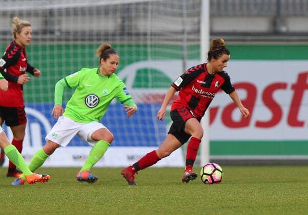VfL vs Freiburg, Frauen Wolfsburg, Deutschland. 11.12.2016, FUßBALL - VfL Wolfsburg vs SC Freiburg, 1. Allianz Frauen Bundesliga, Saison 2016-17. Bild zeigt: Babette Peter (VfL Wolfsburg), Lina Magull (SC Freiburg) Wolfsburg