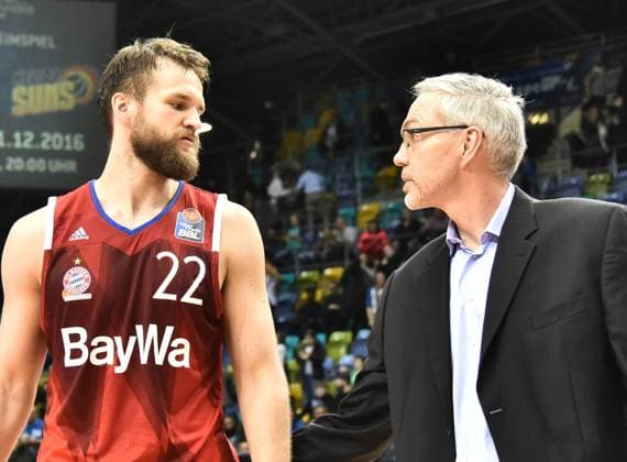 11.12.2016, xblx, Basketball BBL, Frankfurt Skyliners - FC Bayern Muenchen, emspor, v.l. Danilo Barthel (FC Bayern Muenchen München Basketball), Trainer Gordon Herbert (Head Coach, Fraport Skyliners Frankfurt) Frankfurt am Main