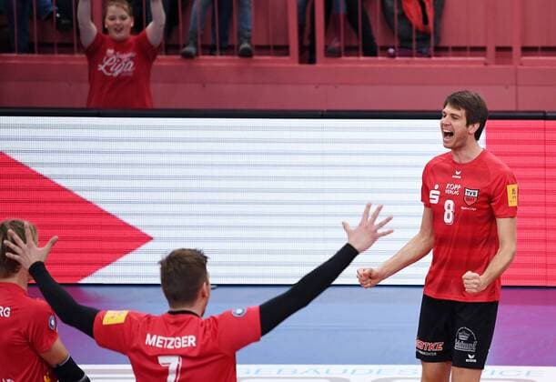Volleyball 1. Bundesliga Saison 2016 2017 11.12.2016 TV Rottenburg - powervolleys Dueren JUBEL TV Rottenburg; Felix Isaak (re) und Sven Metzger 