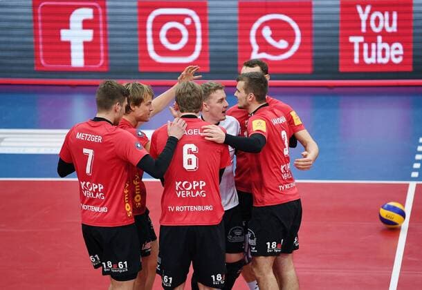 Volleyball 1. Bundesliga Saison 2016 2017 11.12.2016 TV Rottenburg - powervolleys Dueren TEAMJUBEL TV Rottenburg; Sven Metzger, Dirk Mehlberg, Friederich Nagel, Johannes Elsaesser und Philipp Jankowski (v.li.) 