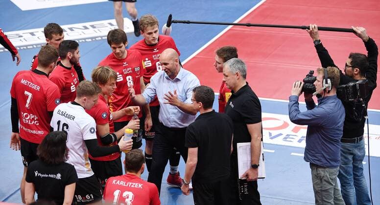 Volleyball 1. Bundesliga Saison 2016 2017 11.12.2016 TV Rottenburg - powervolleys Dueren Auszeit TV Rottenburg; Trainer Hans Peter Mueller - Angstenberger (Mitte) mit Fernsehkamera in der Paul Horn Arena 