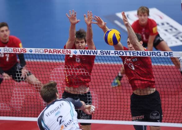 Volleyball 1. Bundesliga Saison 2016 2017 11.12.2016 TV Rottenburg - powervolleys Dueren Block TV Rottenburg; Felix Isaak (Mitte) und Moritz Karlitzek (re) 