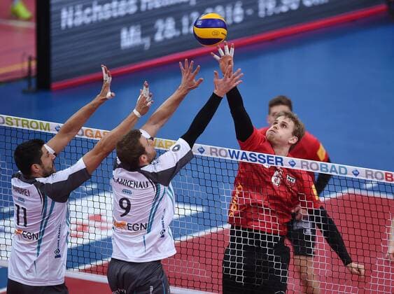 Volleyball 1. Bundesliga Saison 2016 2017 11.12.2016 TV Rottenburg - powervolleys Dueren Friederich Nagel (re, TV Rottenburg) gegen Jay Blankenau (Mitte, Dueren) sowie Michael Andrei (li, Dueren) 
