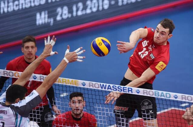 Volleyball 1. Bundesliga Saison 2016 2017 11.12.2016 TV Rottenburg - powervolleys Dueren Moritz Karlitzek (re, TV Rottenburg) 