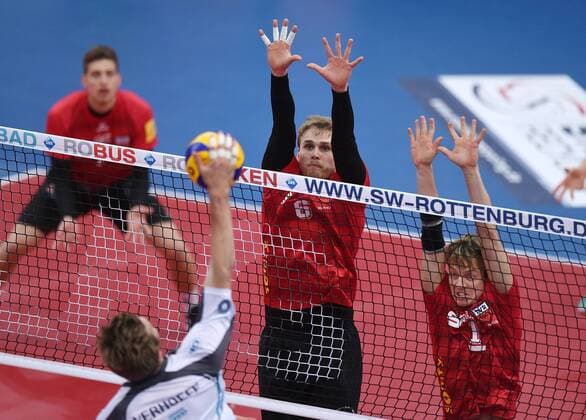 Volleyball 1. Bundesliga Saison 2016 2017 11.12.2016 TV Rottenburg - powervolleys Dueren Block TV Rottenburg; Friederich Nagel (Mitte) und Dirk Mehlberg (re) 