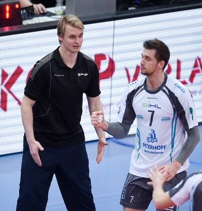 Volleyball 1. Bundesliga Saison 2016 2017 11.12.2016 TV Rottenburg - powervolleys Dueren Trainer Tommi Tiilikainen (li, Dueren) und Romans Sauss (re, Dueren) 