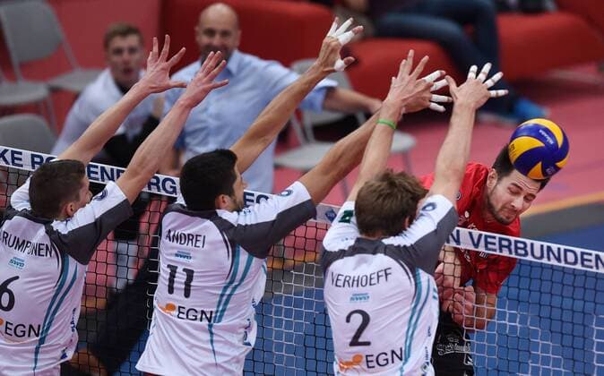 Volleyball 1. Bundesliga Saison 2016 2017 11.12.2016 TV Rottenburg - powervolleys Dueren Ferenc Nemeth (TV Rottenburg) gegenRudy Verhoeff (Dueren), Michael Andrei (Dueren) sowie Ossi Rumpunen (v.re, Dueren) 