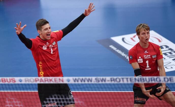 Volleyball 1. Bundesliga Saison 2016 2017 11.12.2016 TV Rottenburg - powervolleys Dueren JUBEL TV Rottenburg; Sven Metzger (li) und Dirk Mehlberg 