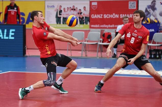 Volleyball 1. Bundesliga Saison 2016 2017 11.12.2016 TV Rottenburg - powervolleys Dueren Moritz Karlitzek (li, TV Rottenburg) und Felix Isaak (re, TV Rottenburg) 