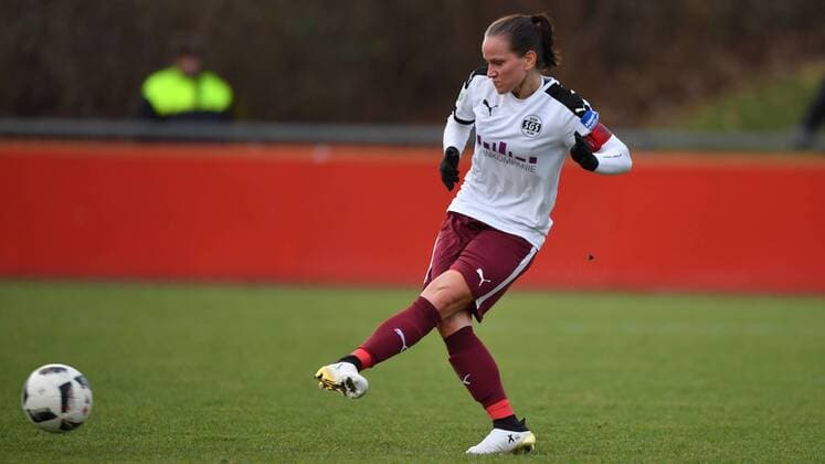 Irini Ioannidou (SGS Essen) (11) verwandelt Elfmeter zum 1:4, Fussball, Allianz Frauen-Bundesliga, Bayer 04 Leverkusen - SGS Essen, xmkx