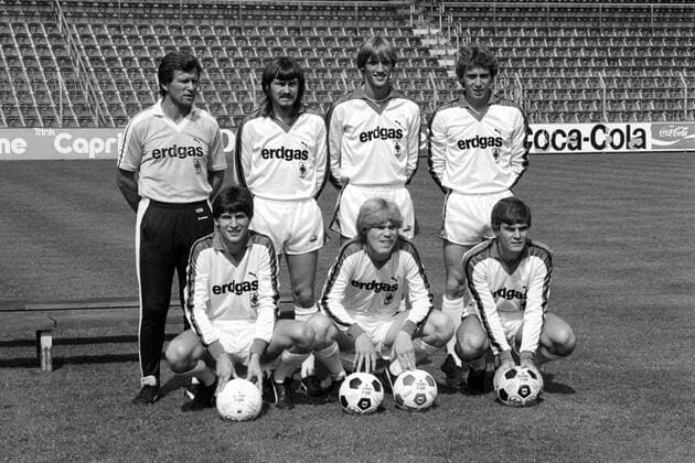 Trainer Jupp Heynckes (Borussia Mönchengladbach) und die Neuzugänge zur Saison 1983 1984, hi.v.li.: Ewald Lienen, Thomas Herbst, Bernd Krauss, vorn: Hans Jörg Criens, Hans Georg Dreßen, Dieter Hecking