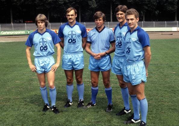 Trainer Friedhelm -Timo- Konietzka (Bayer 05 Uerdingen, Mitte) und Neuzugänge zur Saison 1983 1984, v.li.: Andreas Kliemt, Helmut Gulich, Dietmar Klinger, Andreas Hentrich
