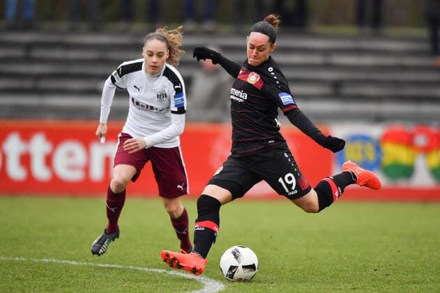 Lisa Schwab (Bayer 04 Leverkusen) (19) beim Torschuss zum 1:0, Fussball, Allianz Frauen-Bundesliga, Bayer 04 Leverkusen - SGS Essen, xmkx