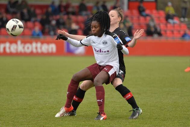 Nicole Anyomi (SGS Essen) (15) erwartet den Ball vor Marina Hegering (Bayer 04 Leverkusen) (17), Fussball, Allianz Frauen-Bundesliga, Bayer 04 Leverkusen - SGS Essen, xmkx