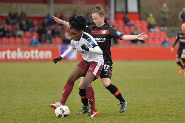 Nicole Anyomi (SGS Essen) (15) schirmt den Ball vor Marina Hegering (Bayer 04 Leverkusen) (17) ab, Fussball, Allianz Frauen-Bundesliga, Bayer 04 Leverkusen - SGS Essen, xmkx