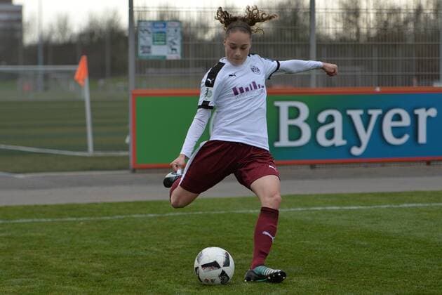Jaqueline Klasen (SGS Essen) (16) schlägt eine Flanke, Fussball, Allianz Frauen-Bundesliga, Bayer 04 Leverkusen - SGS Essen, xmkx