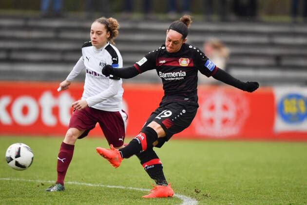 Lisa Schwab (Bayer 04 Leverkusen) (19) schiesst aus 18m zum 1:0, Fussball, Allianz Frauen-Bundesliga, Bayer 04 Leverkusen - SGS Essen, xmkx