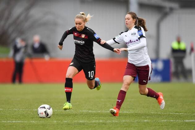 Turid Knaak (Bayer 04 Leverkusen) (10) setzt sich gegen Jana Feldkamp (SGS Essen) (4) durch, Fussball, Allianz Frauen-Bundesliga, Bayer 04 Leverkusen - SGS Essen, xmkx