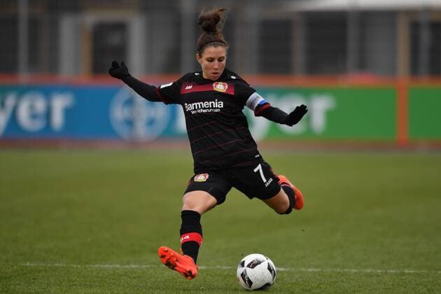 Jessica Wich (Bayer 04 Leverkusen) (7) dynamisch in der Ausholbewegung, Fussball, Allianz Frauen-Bundesliga, Bayer 04 Leverkusen - SGS Essen, xmkx