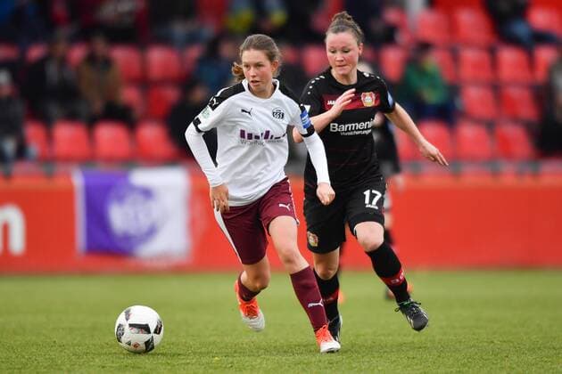 Jana Feldkamp (SGS Essen) (4) gewinnt Laufduell gegen Marina Hegering (Bayer 04 Leverkusen) (17), Fussball, Allianz Frauen-Bundesliga, Bayer 04 Leverkusen - SGS Essen, xmkx