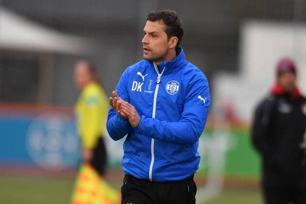 Daniel Kraus (SGS Essen) (Trainer) applaudiert seinem Team - motivierend, Fussball, Allianz Frauen-Bundesliga, Bayer 04 Leverkusen - SGS Essen, xmkx