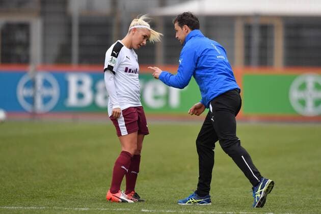 Ina Lehmann (SGS Essen) (21) erhält Anweisungen Daniel Kraus (SGS Essen) (Trainer), Fussball, Allianz Frauen-Bundesliga, Bayer 04 Leverkusen - SGS Essen, xmkx
