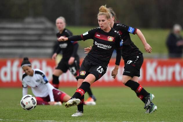 Rebecca Knaak (Bayer 04 Leverkusen) (15) spielt Pass in die Tiefe aus dem Mittelfeld, Fussball, Allianz Frauen-Bundesliga, Bayer 04 Leverkusen - SGS Essen, xmkx