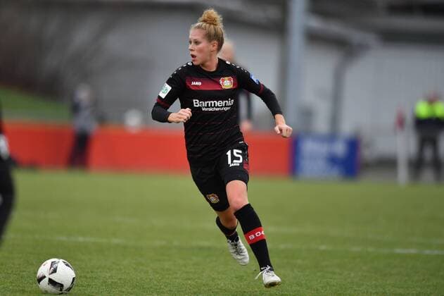Rebecca Knaak (Bayer 04 Leverkusen) (15) im Vorwärtslauf, Fussball, Allianz Frauen-Bundesliga, Bayer 04 Leverkusen - SGS Essen, xmkx