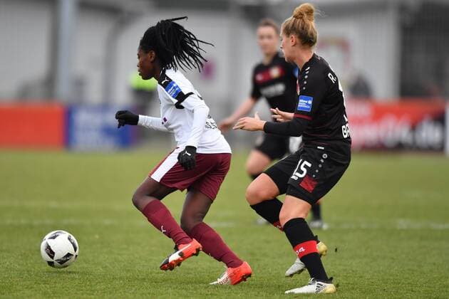 Nicole Anyomi (SGS Essen) (15) setzt sich im Mittelfeld gegen Rebecca Knaak (Bayer 04 Leverkusen) (15) durch, Fussball, Allianz Frauen-Bundesliga, Bayer 04 Leverkusen - SGS Essen, xmkx