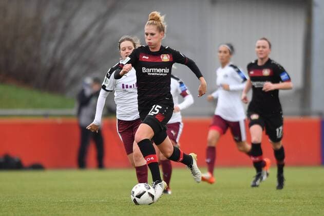 Rebecca Knaak (Bayer 04 Leverkusen) (15) im Vorwärtslauf mit Ball, Fussball, Allianz Frauen-Bundesliga, Bayer 04 Leverkusen - SGS Essen, xmkx