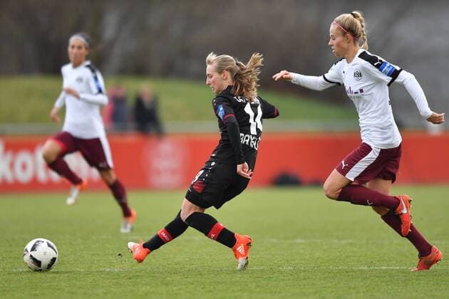 Bilder des Tages - SPORT Henrietta Csiszar (Bayer 04 Leverkusen) (14) schiesst vor Nina Brüggemann (SGS Essen) (22), Fussball, Allianz Frauen-Bundesliga, Bayer 04 Leverkusen - SGS Essen, xmkx