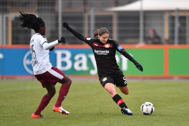 Annike Krahn (Bayer 04 Leverkusen) (5) schlägt eine Flanke vor Nicole Anyomi (SGS Essen) (15), Fussball, Allianz Frauen-Bundesliga, Bayer 04 Leverkusen - SGS Essen, xmkx