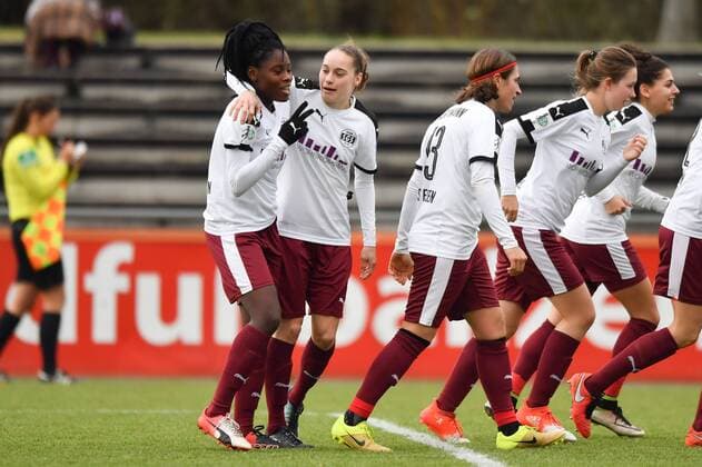 Jubel, Freuen, celebrate, happy, cheer , Goal Celebration SGS Essen nach dem 1:2 durch Nicole Anyomi (SGS Essen) (15) . Nicole Anyomi (SGS Essen) (15) zeigt an 2 Treffer heute von ihr - im Arm von Jaqueline Klasen (SGS Essen) (16), Fussball, Allianz Frauen-Bundesliga, Bayer 04 Leverkusen - SGS Essen, xmkx