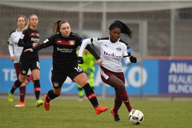 Laura Widak (Bayer 04 Leverkusen) (16) versucht Nicole Anyomi (SGS Essen) (15) im Mittelfeld zu stoppen, Fussball, Allianz Frauen-Bundesliga, Bayer 04 Leverkusen - SGS Essen, xmkx