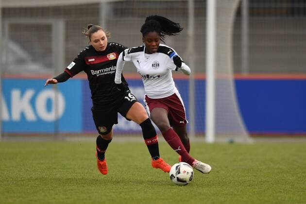 Laura Widak (Bayer 04 Leverkusen) (16) versucht Nicole Anyomi (SGS Essen) (15) im Mittelfeld zu stoppen - Trikothalten, Fussball, Allianz Frauen-Bundesliga, Bayer 04 Leverkusen - SGS Essen, xmkx